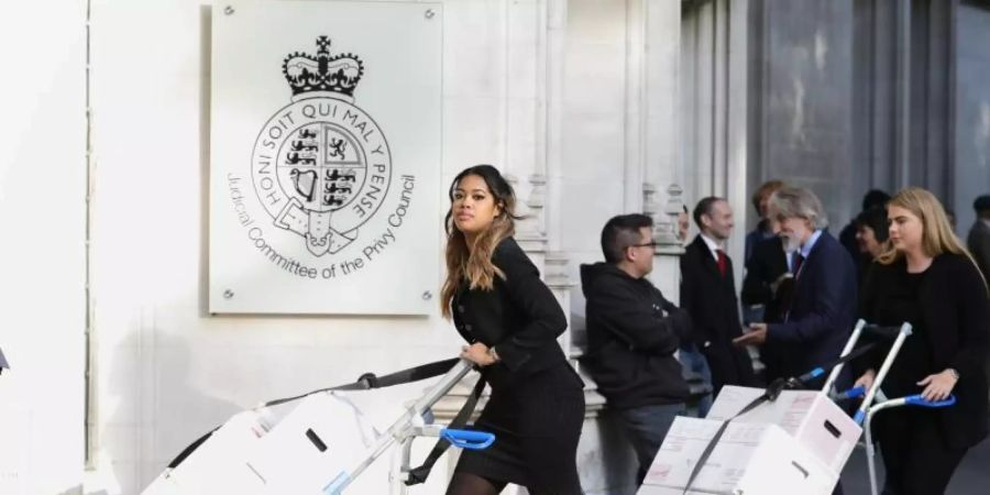 Kisten mit juristischen Dokumenten werden zum "Supreme Court", dem Obersten Gerichtshof von Grossbritannien, in London gebracht. Foto: Aaron Chown/PA