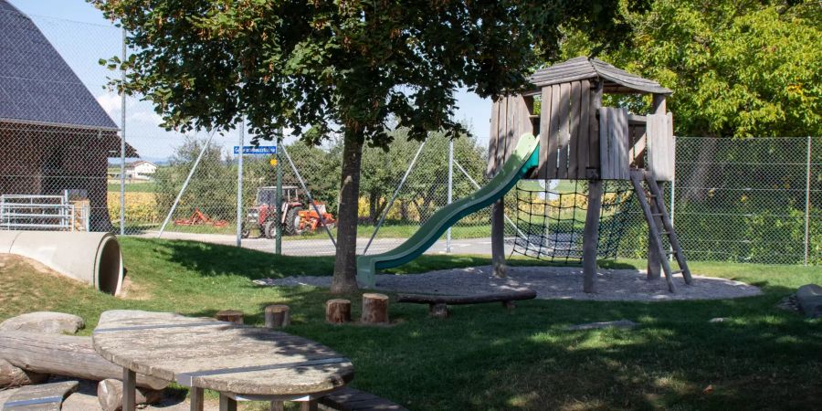 Der Spielplatz beim Schulhaus in Kriechenwil.