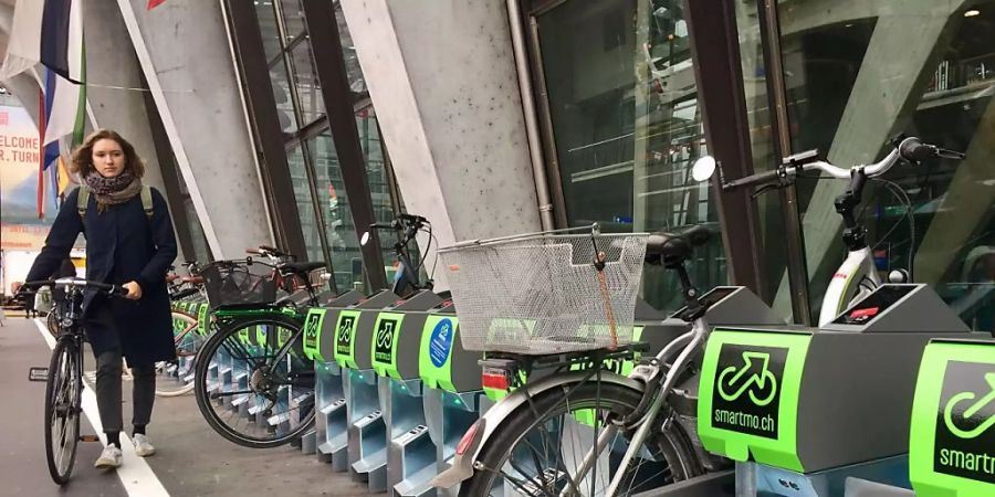 Die neuen Veloabstellplätze am Bahnhof Luzern haben sogar eine Box für den Helm. Per App können sie reserviert werden.