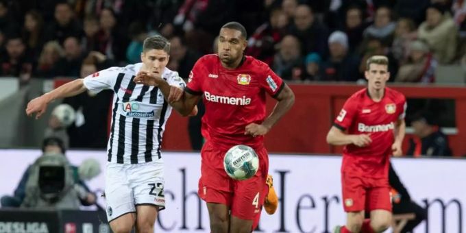 Leverkusens Jonathan Tah (M) und Freiburgs Roland Sallai kämpfen um den Ball. Foto: Bernd Thissen/dpa Leverkusens Jonathan Tah (M) und Freiburgs Roland Sallai kämpfen um den Ball. Foto: Bernd Thissen/dpa