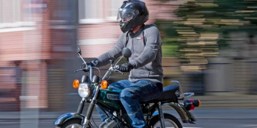 Das Bundeskabinett hat den Weg freigemacht für den Moped-Führerschein ab 15 Jahren. Nun soll jedes Bundesland selbst festlegen, ob es das Mindestalter herabsetzt. Foto: Hendrik Schmidt/zb/dpa