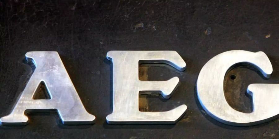 Den einstigen Weltkonzern AEG gibt es schon seit mehr als 20 Jahren nicht mehr. Doch das markante Logo des Konzerns findet sich noch heute auf Hausgeräten wie Staubgsauger. Foto: Tim Brakemeier/dpa