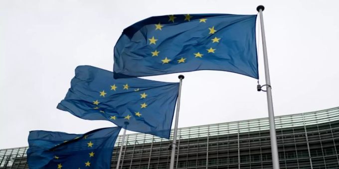 EU-Flaggen vor Gebäude der Kommission EU-Flaggen vor Gebäude der Kommission