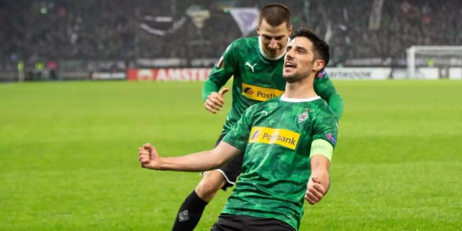 Gladbachs Lars Stindl (r) jubelt mit Stefan Lainer über sein Tor zum 1:0 gegen den Wolfsberger AC. Foto: Marcel Kusch/dpa