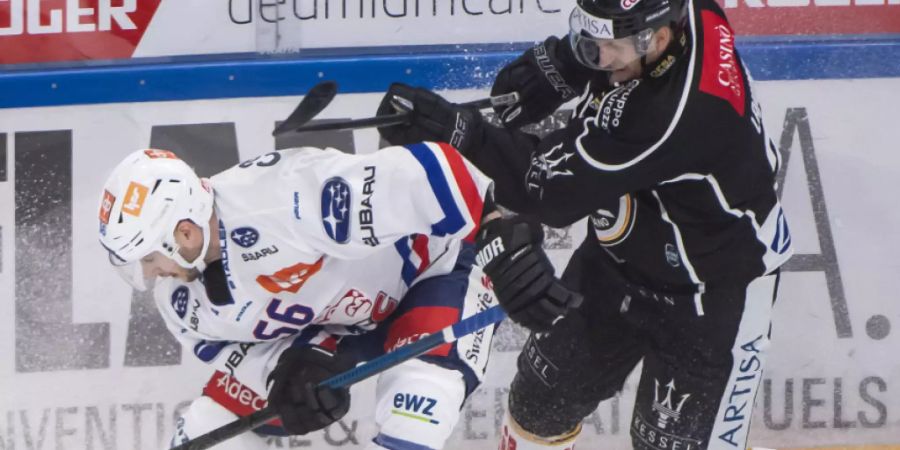 Harter Fight zwischen Maxim Noreau (links) von den Lions und dem Luganesen Jani Lajunen