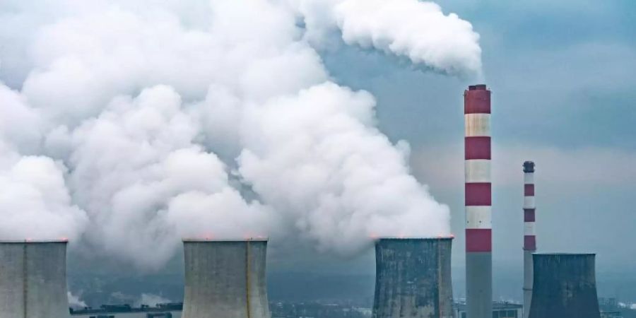 Rauch und Wasserdampf steigen aus einem polnischen Kohlekraftwerk auf. Laut Energieagentur gefährdet der Energiebedarf der Welt globale Nachhaltigkeitsziele. Foto: Monika Skolimowska/zb/dpa