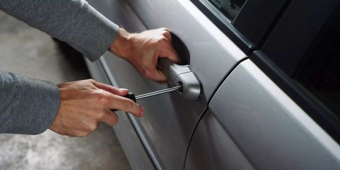 Zwei Jugendliche in Eiken trieben am Samstagmorgen ihr Unwesen und versuchten sich an Fahrzeugeinbrüchen (Symbolbild). Fahrzeugeinbrüche