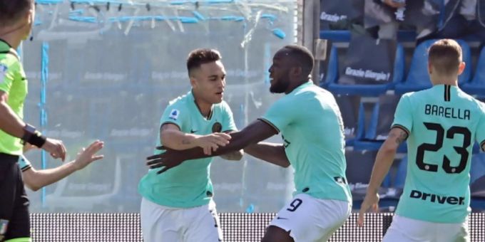 Lautaro Martinez (links) freut sich mit seinen Mitspielern von Inter Mailand über das frühe 1:0. Inter Mailand