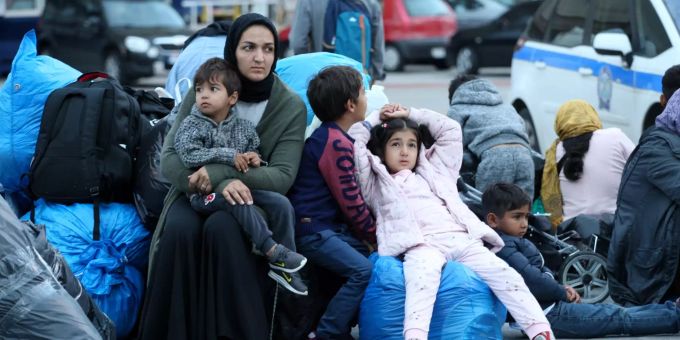 Eine Frau wartet mit kleinen Kindern samt ihrem Hab und Gut am Hafen von Piräus in der Nähe von Athen. Migranten in Griechenland