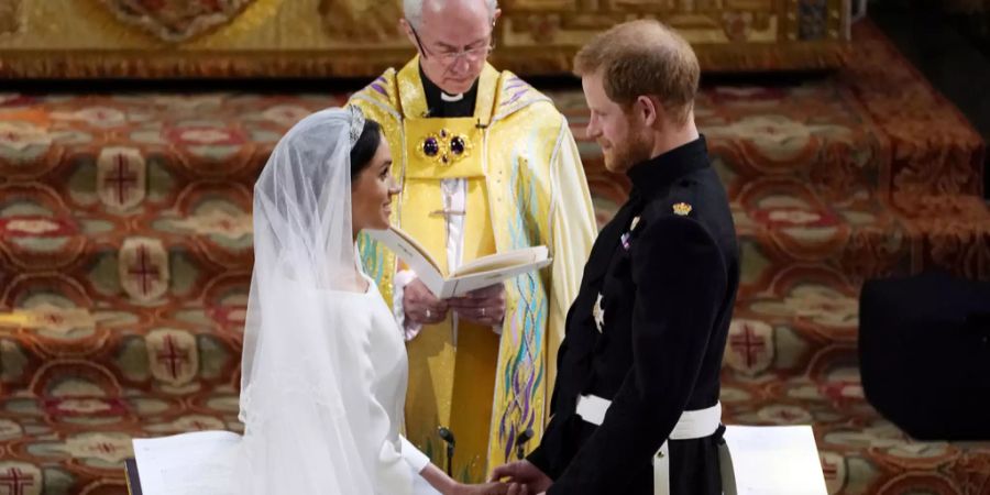 Dieser Tag ging in die Geschichte ein: Meghan und Harry treten am 19. Mai 2018 in der St. George’s Chapel auf Windsor Castle vor den Altar.