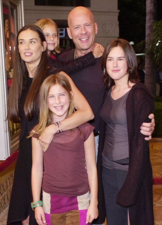 Auch die Ex-Frau von Bruce Willis, die bekannte Schauspielerin Demi Moore, steht weiterhin hinter ihm und unterstützt die Familie. bruce willis demi moore