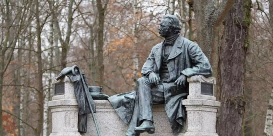 Denkmal von Theodor Fontane in Neuruppin. Foto: Soeren Stache/zb/dpa