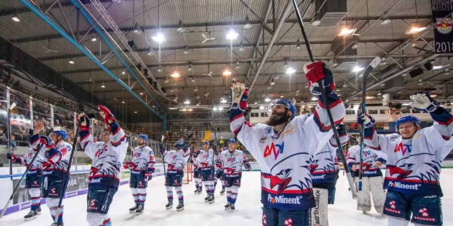 Die Spieler von Adler Mannheim jubeln. Foto: Lino Mirgeler/dpa