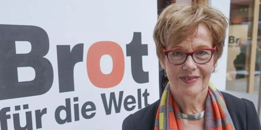Cornelia Füllkrug-Weitzel, Präsidentin von "Brot für die Welt", neben dem Logo des evangelischen Hilfswerks. Foto: Jörg Carstensen/dpa/Archiv