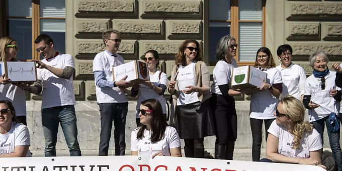 Das Jeune Chambre Internationale (JCI) hat Mitte März 2019 die Volksinitiative «Organspende fördern-Leben retten» mit rund 145'000 Unterschriften eingereicht. (Archivbild) Das Jeune Chambre Internationale (JCI) hat Mitte März 2019 die Volksinitiative «Organspende fördern-Leben retten» mit rund 145'000 Unterschriften eingereicht. (Archivbild)