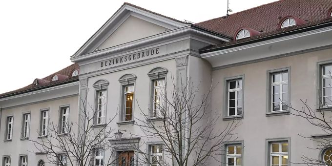 Lebenslänglich, aber keine Verwahrung: Das Bezirksgericht Bülach hat im Mordfall Boppelsen/Utzingen sein Urteil gefällt. (Archivbild) bülach