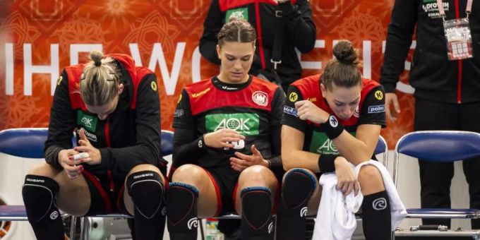 Die deutschen Handballerinnen Luisa Schulze, Julia Behnke und Emily Bölk (l-r-) sind nach der Niederlage enttäuscht. Foto: Marco Wolf/wolf-sportfoto/dpa Die deutschen Handballerinnen Luisa Schulze, Julia Behnke und Emily Bölk (l-r-) sind nach der Niederlage enttäuscht. Foto: Marco Wolf/wolf-sportfoto/dpa
