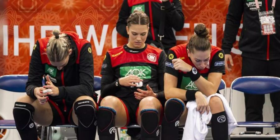Die deutschen Handballerinnen Luisa Schulze, Julia Behnke und Emily Bölk (l-r-) sind nach der Niederlage enttäuscht. Foto: Marco Wolf/wolf-sportfoto/dpa