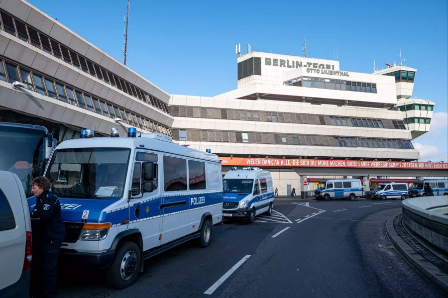 aupthalle Flughafen Tegel blockiert