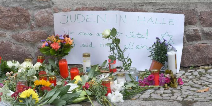 Kerzen, Blumen und ein Zettel mit der Aufschrift «Juden in Halle Wir stehen an Eurer Seite! Ihr seid nicht alleine» stehen vor der Synagoge. NACH ANGRIF