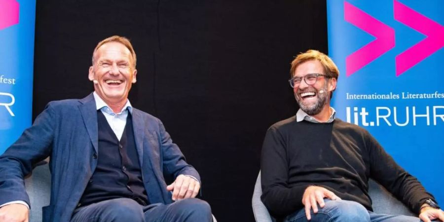 Jürgen Klopp (r) war zu Gast bei der Buchvorstellung von Hans-Joachim Watzke. Foto: Guido Kirchner/dpa