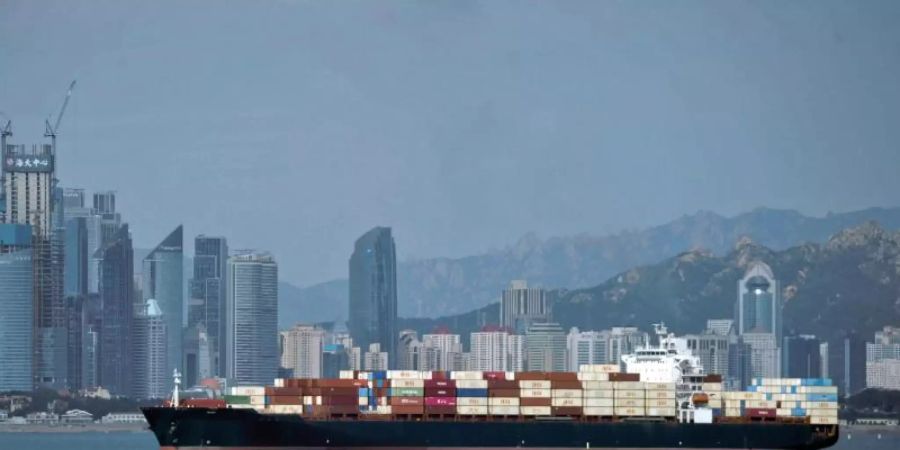 Ein Containerschiff in der ostchinesischen Provinz Shandong. Vor dem Hintergrund des Handelskriegs mit den USA hat sich Chinas Aussenhandel im Oktober erneut abgeschwächt. Foto: -/CHINATOPIX/AP/dpa