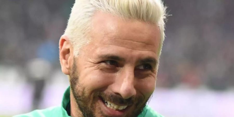 Claudio Pizarro posierte auf einem Boot mit einer Bierdose in der Hand. Foto: Carmen Jaspersen/dpa