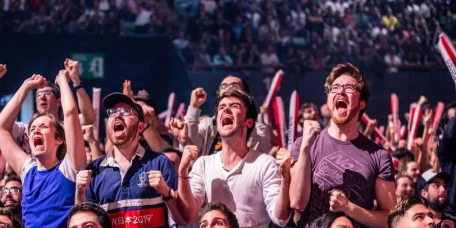 League-of-Legends-Fans bei den Viertelfinalspielen der Weltmeisterschaft in Madrid. Foto: Riot Games/dpa