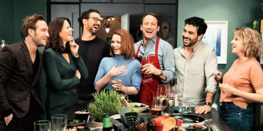 Simon (Frederick Lau) (v.l.n.r.), Eva (Jessica Schwarz), Pepe (Florian David Fitz), Carlotta (Karoline Herfurth), Rocco (Wotan Wilke Möhring), Leo (Elyas M'Barek) und Bianca (Jella Haase) kennen sich aus der Schulzeit und sind noch 20 Jahre danach befreundet. Foto: Mathias Bothor/Constantin Film Verleih/dpa