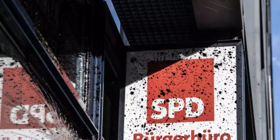 Am Willy-Brandt-Haus sind die Spuren des Angriffs in der Nacht zu sehen. Foto: Paul Zinken/dpa