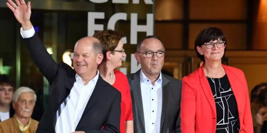 Die Kandidatenpaare Olaf Scholz (l-r) und Klara Geywitz sowie Norbert Walter-Borjans und Saskia Esken stehen nach der Bekanntgabe des Ergebnisses des Mitgliedervotums auf der Bühne des Willy-Brandt-Hauses. Foto: Bernd Von Jutrczenka/dpa