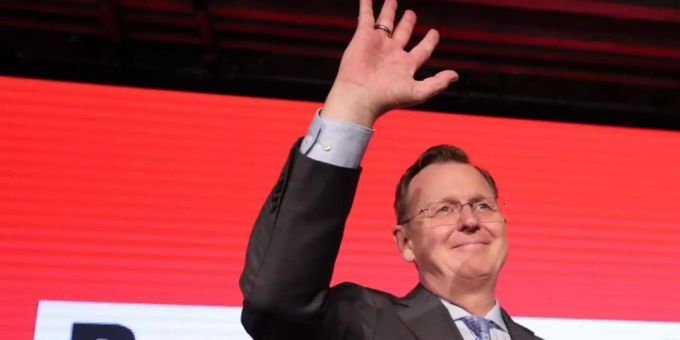 Ministerpräsident Bodo Ramelow winkt seinen Anhängern zu bei der Wahlparty der Linken in Erfurt. Bodo Ramelow Linke