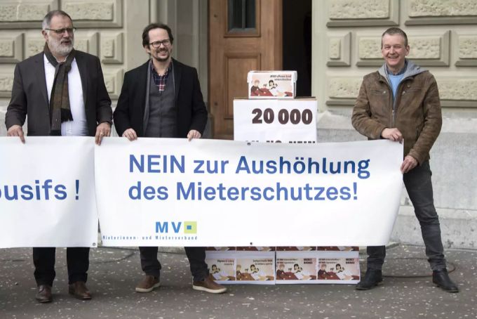 Carlo Sommaruga, Praesident, Balthasar Glaettli, Vizepraesident und Pierre Zwahlen, von links, vom Schweizerischen Mieterinnen-und Mieterverband, SMV, reichen eine Petition zu missbraeuchlichen Mieten ein Mieter