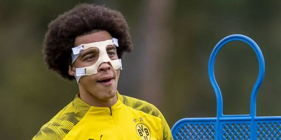Maskenmann: BVB-Profi Axel Witsel beim Trainingslager in Spanien. Foto: David Inderlied/dpa