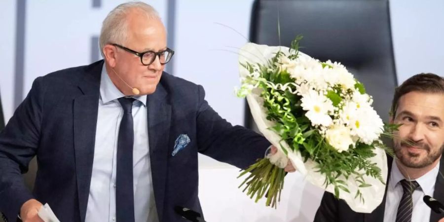 Alles Gute: Blumen für den neuen DFB-Präsidenten Fritz Keller. Foto: Boris Roessler