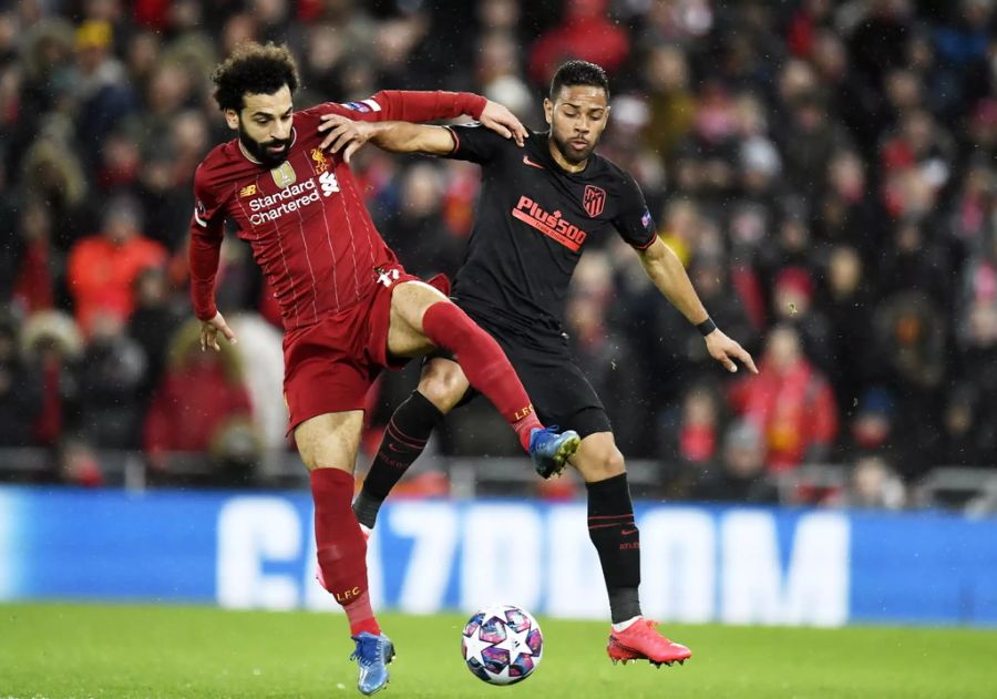 Sie durften noch spielen: Liverpools Mohamed Salah (l.) im Duell mit Atleticos Renan Lodi (r.) am Mittwoch in der Champions League.