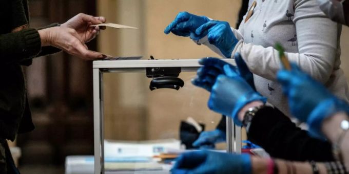 Stimmabgabe in einem Wahllokal in Lyon Stimmabgabe in einem Wahllokal in Lyon