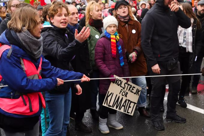 Die schwedische Klimaaktivistin Greta Thunberg (M) nimmt an einem Klima-Streik in Brüssel teil. An dem Marsch nehmen Vertreterinnen zahlreicher europäischer Klimaschutz-Aktivisten teil. Klimaprotest in Brüssel