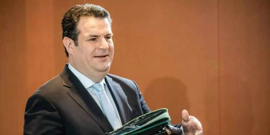 Mit dem Gesetz will Hubertus Heil die Förderung beruflicher Weiterbildung in vom Strukturwandel betroffenen Unternehmen stärken und das Kurzarbeitergeld verlängern. Foto: Michael Kappeler/dpa