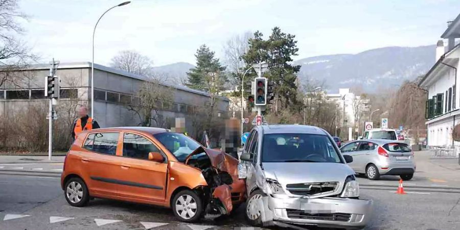 Der tödliche Unfall ereignete sich auf einer Kreuzung in der Baselstrasse in Solothurn. Beide Fahrzeuge mussten abgeschleppt werden.