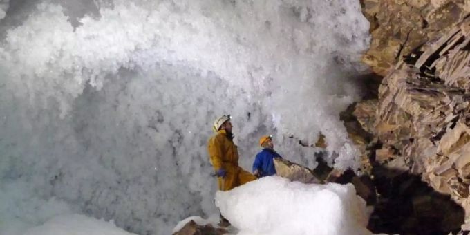 Wissenschaftler sammeln in einer Höhle in Sibirien Daten zum Permafrost. Permafrostboden