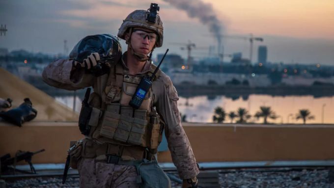 Ein Mitglied der US-Marine trägt einen Sandsack während der Verstärkung an der US-Botschaft. Konflikt Iran-USA