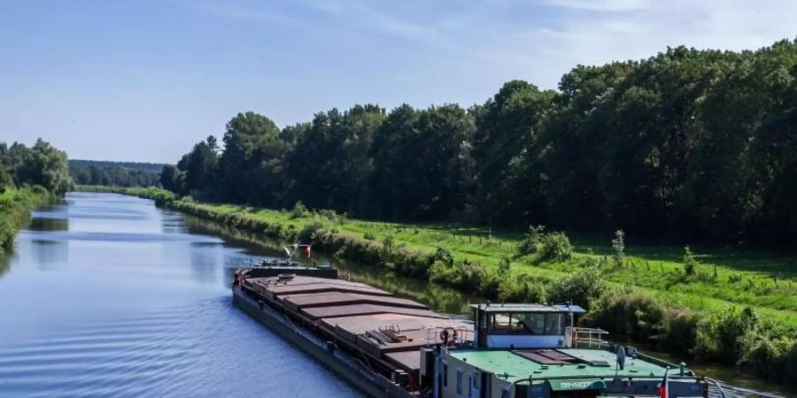 Ein Frachtschiff in der Nähe von Mölln auf dem Elbe-Lübeck-Kanal. Foto: Jens Büttner/dpa-Zentralbild/dpa