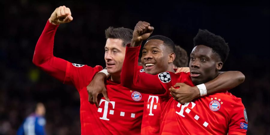 Die Bayern-Spieler Lewandowski, Alaba und Davies (v.l.) jubeln gegen Chelsea.