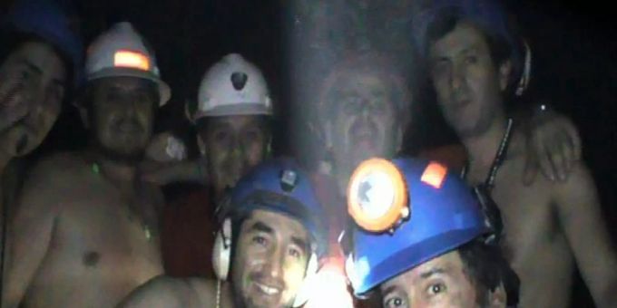 Die unter Tage gefangenen chilenischen Bergleute im Jahr 2010 Die unter Tage gefangenen chilenischen Bergleute im Jahr 2010