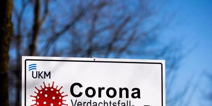Ein Hinweisschild mit der Aufschrift «Corona Verdachtsfall-Anlaufstelle» steht vor der Uniklinik Münster. Foto: Rolf Vennenbernd/dpa Ein Hinweisschild mit der Aufschrift «Corona Verdachtsfall-Anlaufstelle» steht vor der Uniklinik Münster. Foto: Rolf Vennenbernd/dpa