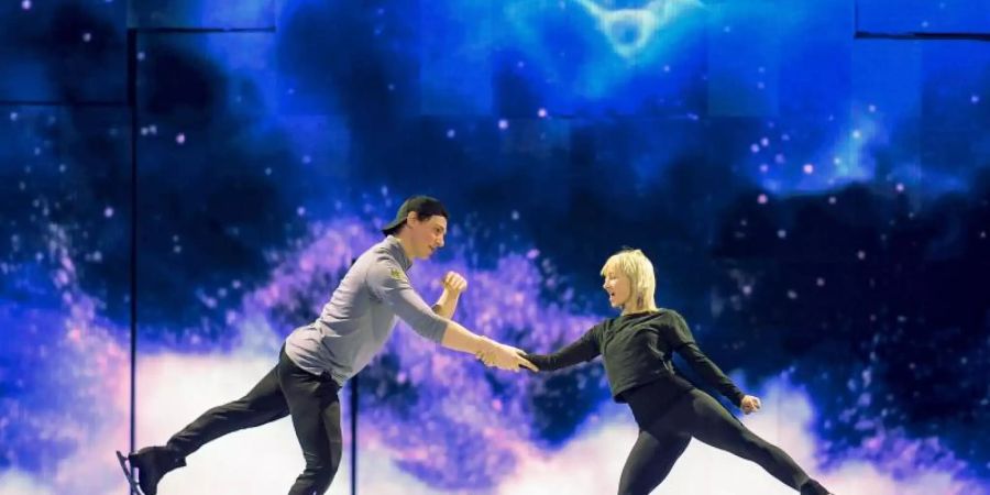 Aljona Savchenko und Bruno Massot bei den Proben zur Show «Holiday on Ice» auf dem Eis. Foto: Axel Heimken/dpa