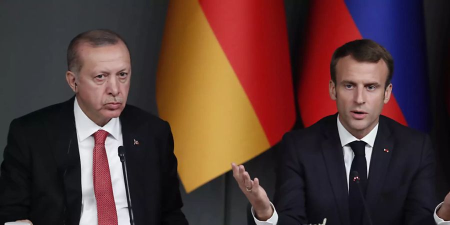 An der Berliner Libyen-Konferenz waren sich der französische Staatspräsident Emmanuel Macron und der türkische Präsident Recep Tayyip Erdogan noch weitgehend einig. Nun decken sich Frankreich und die Türkei angesichts der chaotischen Lage in Libyen mit gegenseitigen Vorwürfen ein (Archivbild)