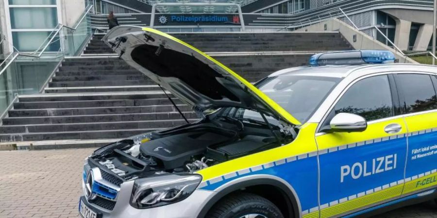 Hamburg hat schon diesen Mercedes-Benz GLC F-Cell mit Brennstoffzellenantrieb als Streifenwagen. Foto: Markus Scholz/dpa