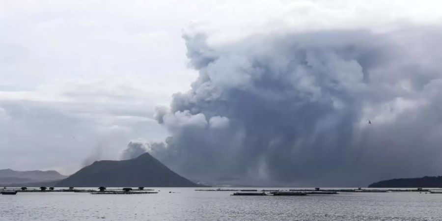 Der Vulkan Taal auf der philippinischen Hauptinsel Luzon etwa 66 Kilometer südlich von Manila spuckt Lava und Asche aus. Möglicherweise steht ein Ausbruch bevor. Foto: Rouelle Umali/XinHua/dpa